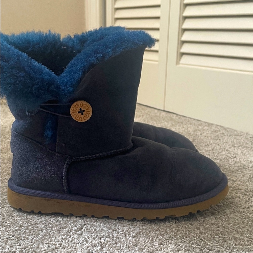 UGG Bailey button Kids Navy Blue Shearling Boots Sz 6